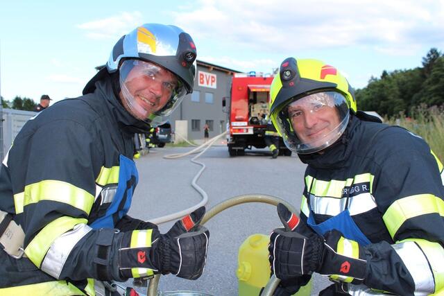 Da kommt Freude auf: Bestanden haben alle drei Gruppen aus der Freiwilligen Feuerwehr Preding, die zur Branddienstleistungsprüfung angetreten sind.