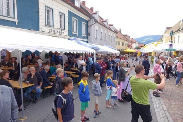 Das Sommerfest wird zwischen Gasthaus Zeilinger und Bärlis Inn gefeiert. | Foto: Blinzer