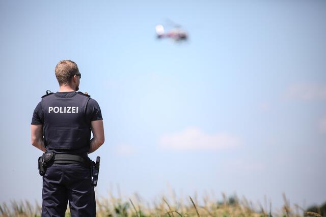 Ein Großaufgebot an Polizei war mehrere Stunden lang im Einsatz.  | Foto: laumat.at/Christian Schürrer