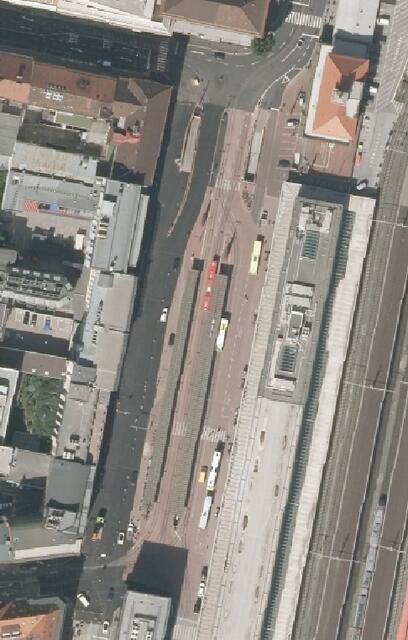 Südtiroler Platz: Bahn, Bus, roter Asphalt aber keine Grünoase.