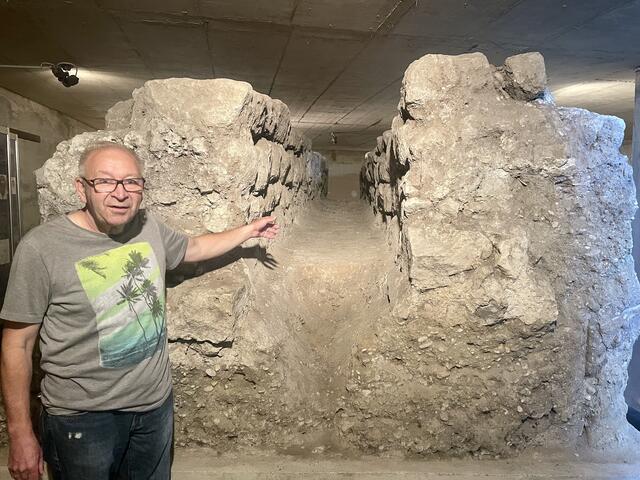 Vereinsobmann Erwin Schübl zeigt das antike Kreuzungsbauwerk.