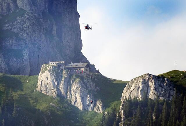 Der Polizeihubschrauber "Libelle" flog den Verstorbenen ins Tal nach Grän. | Foto: Zoom Tirol