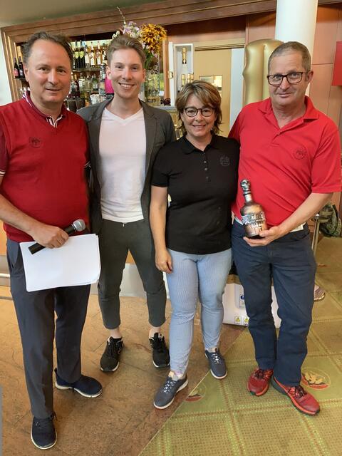 Für die Longest-Drive Sieger Gertraud Krieger und Markus Klingler wurde ein Padre Azul vergeben, denn je länger desto besser ist ja auch ein Premium Tequilla.   | Foto: Clubhaus Lans