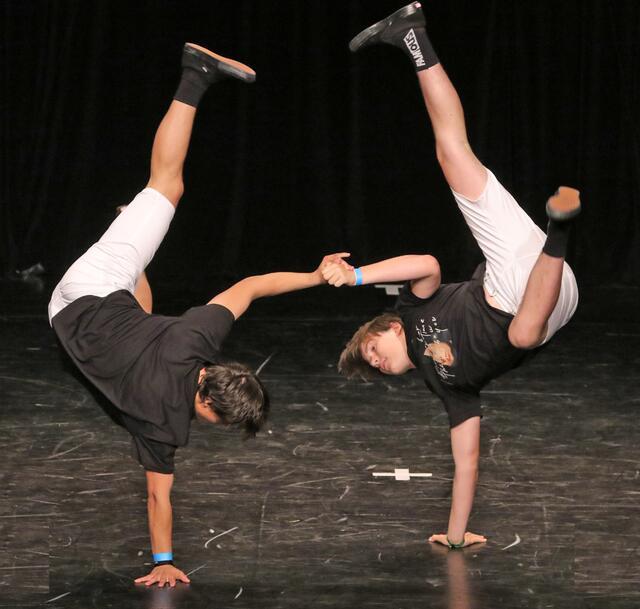 Das Boys Duo "The Drillers" - Samuel Jost und Moritz Steiner - breaken sich mit coolen Moves auf das Podest - Platz 2 und B-WM Quali.