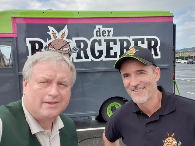 Josef Majcan (Wirtschaftskammer Leibnitz) gratulierte Peter Schlag herzlich zur Neueröffnung.