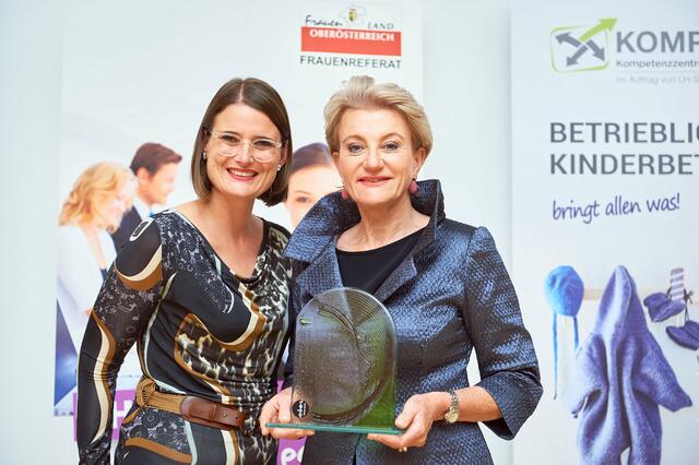Brigitte Maria Gruber (re.) gründete vor 16 Jahren die Frauen:Fachakademie Schloss Mondsee. Am 20. Juli wurde ihr für ihr Lebenswerk der Frauenförderpreis des Land OÖ verliehen. Im Herbst holt sie Karin Kolm (li.) als Referentin nach Freistadt.