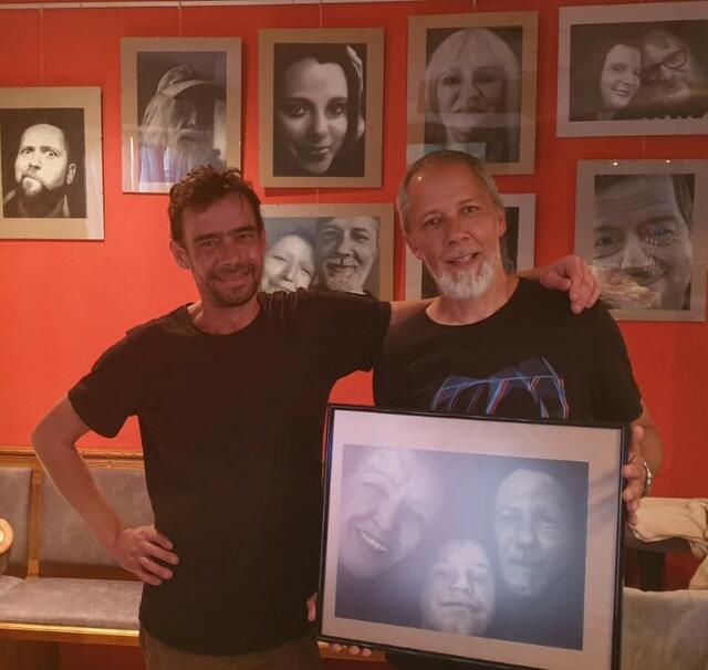 25 Porträts malte der Leobener Kunsthandwerker Michael Obersteiner (l., mit Café-Besitzer Christian Mischlinger) von Gästen des Cafés Judendorf, wo die Bilder derzeit auch ausgestellt sind.