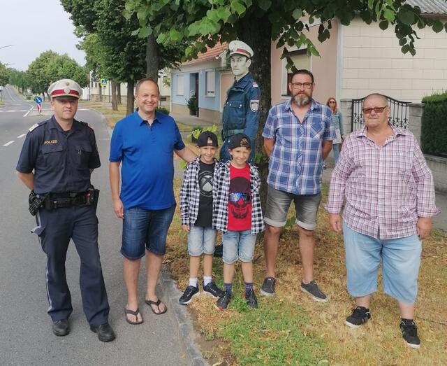 v.l.n.r.: Postenkommandantstellvertreter Gerhard Leier, Bürgermeister Karel Lentsch, Schüler Luca und Julian Kusztrich, Sicherheitsgemeinderat Hans-Georg Lang und Sicherheitsbeauftragter Johann Schöner