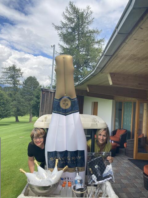 Für den guten Zweck wurden auch alle Teilnehmer von Angela Eberl am Platz versorgt undKerstin Egger, Geschäftsführerin der Volkshilfe Tirol, freute sich über die Spende von rund 3.000 Euro | Foto: Clubhaus Lans
