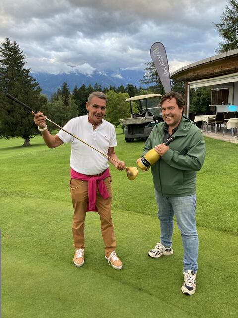 Einen goldenen Preis von Scavi &amp; Ray für den goldenen
Schlag ging an  Helmut Dellemann und wurde stolz dem ORF Chefredakteur Matthias Schrom präsentiert.  | Foto: Clubhaus Lans