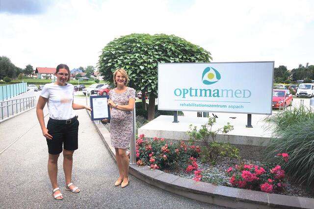 Lisa Wimmer, Direktionsassistentin und Qualitätsmanagerin des OptimaMed Rehabilitationszentrums Aspach, und Anja Moser, Qualitätsmanagerin des OptimaMed Rehabilitationszentrums Aspach, freuen sich über die Zertifizierung mit dem QMV EasyLiving Gütesiegel. | Foto: SeneCura