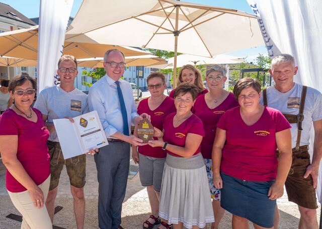 Am Bild: Harrer Anita, Martin Rausch, Stephan Pernkopf, Romann Martina, Deimel Bettina, Kraus Ingrid, Premm Maria, Schmid Maria und Mauritz Erwin | Foto: NLK Filzwieser