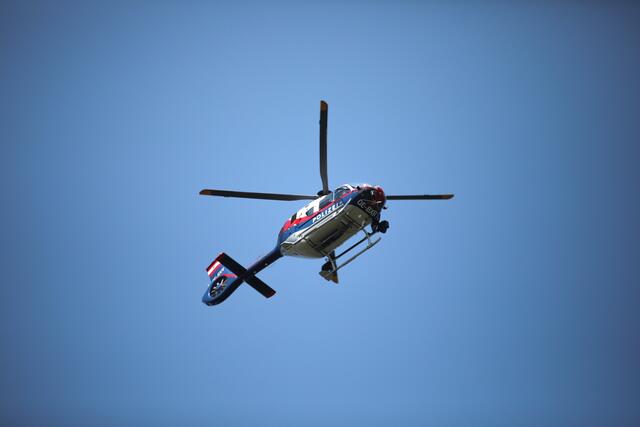 Mit im Einsatz war auch der Polizeihubschrauber. | Foto: laumat.at/Christian Schürrer