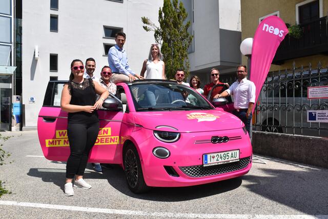 Das NEOS-Team mit dem Telfer Spitzenkandidaten Johannes Augustin (am Auto) tourt bis Sonntag durch Telfs.  | Foto: Lair