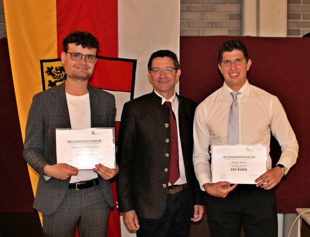 Preisträger Sebastian Hohenwarter, LK-Präsident Siegfried Huber und  Preisträger Gregor Martin. | Foto: Landwirtschaftskammer Kärnten 