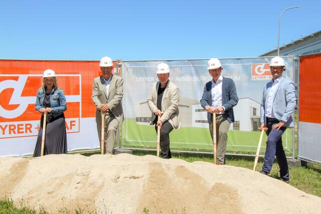 Spatenstich Leyrer + Graf Ausbildungszentrum (v.l.): Sabine Hahn (Leitung Human Resources), Michael Bauer (COO Hochbau), Stefan Graf (CEO), Bernhard Egert, MBA (COO Holztechnik) und Michael Neunteufl (Abteilungsleiter Hochbau).