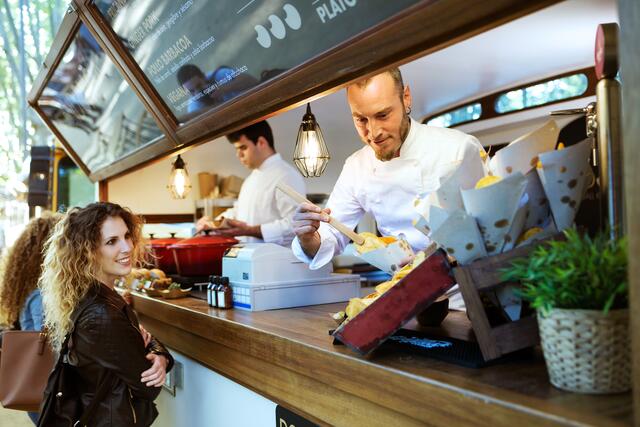 Streetfood liegt im Trend. | Foto: Adobe Stock/nenetus