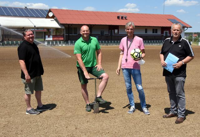 Der Sportplatzrasen nach der Aussaat: Gemeindevorstand Christian Wagner, Jürgen Kröpfl (Firma Sportplatz-Profi),
Fußballtrainer Peter Zsifkovits und Bürgermeister Andreas Grandits (von links).