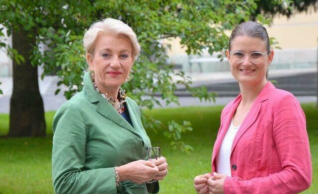 Karin Kolm (re.) holt Brigitte Maria Gruber (li.) als Vortragende im Herbst nach Freistadt.