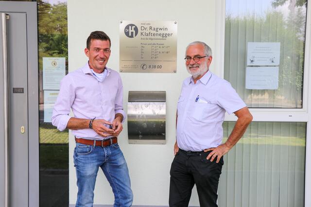 Bgm. Peter Stradner und Dr. Ragwin Klaftenegger laden zur Imfpung im Römerstadion ein.