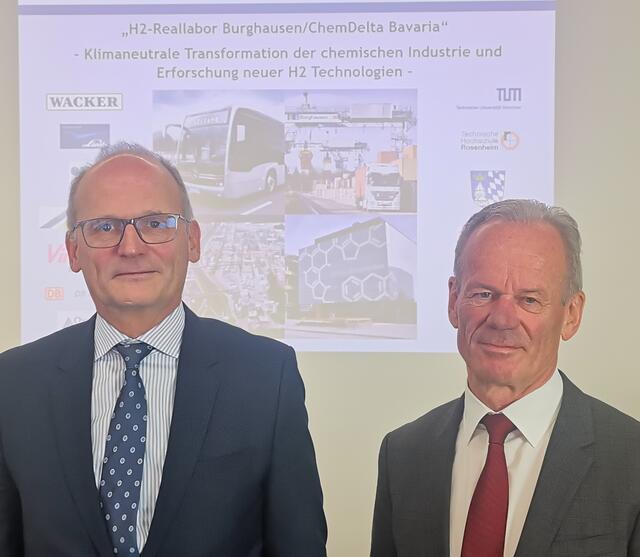 Die beiden Geschäftsführer der „Reallabor Burghausen – ChemDelta Bavaria gGmbH“ Dieter Gilles und Anton Steinberger (v. l.).
 | Foto: KommExpert/Markus Koch