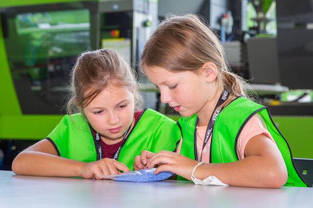  Welches Material wird für die Kunststoffproduktion benötigt? Eine von vielen Fragen, mit denen sich die Kinder beim ENGEL Workshop beschäftigten.  | Foto: ENGEL