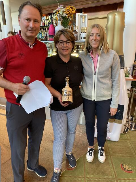Für die Longest-Drive Sieger Gertraud Krieger und Markus Klingler wurde ein Padre Azul vergeben, denn je länger desto besser ist ja auch ein Premium Tequilla.   | Foto: Clubhaus Lans