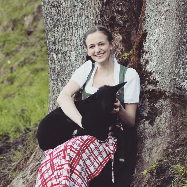 Katharina Fritzenwanker strahlt und gibt dem Lämmchen ein paar Streicheleinheiten.