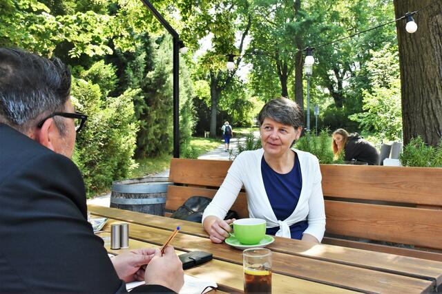 In der Meierei Diglas hat die Bezirksvorsteherin Silvia Nossek bz-Redakteur Thomas Netopilik zum Interview getroffen.