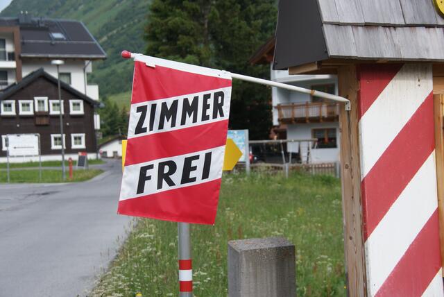 Im ersten Drittel der Sommersaison 2021 blieben gegenüber dem Vorkrisenniveau von 2019 dennoch viele Zimmer frei.