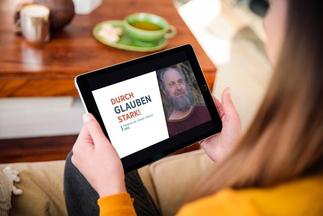An sechs Wochenenden im Juli und August werden Programminhalte, darunter Interviews, Videoberichte und Filme beim Online-Sommerkongress der Jehovas Zeugen weltweit gestreamt.