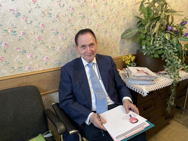Dr. Friedrich Hitsch in seinem Wartezimmer. Der Mediziner betreut seine Patienten auch mit Hausbesuchen.