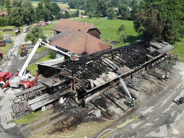 Das angrenzende Haus konnte vor den Flammen geschützt werden. | Foto: TEAM FOTOKERSCHI.AT / BAYER