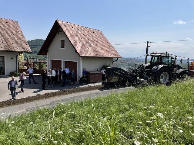 Mittels Layjet werden in Tieschen die ersten Leerverrohrungen unter die Erde gebracht. | Foto: WOCHE