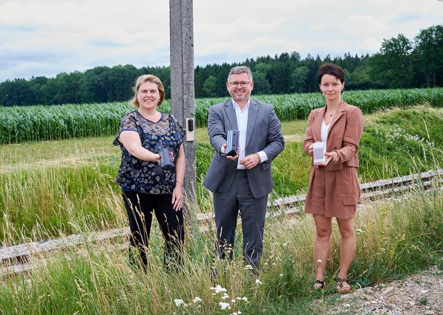 Lokalaugenschein bei der innovativen Wildwarnanlage in Schwadorf: Niederösterreich Bahnen Geschäftsführerin Barbara Komarek, Mobilitätslandesrat Ludwig Schleritzko und Geschäftsführerin NÖ Jagdverband Sylvia Scherhaufer.