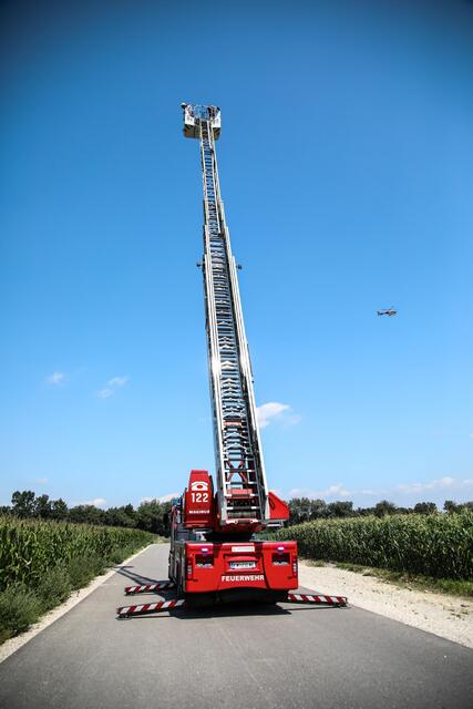 Die Feuerwehr war samt Drehleiter im Einsatz. | Foto: laumat.at/Christian Schürrer