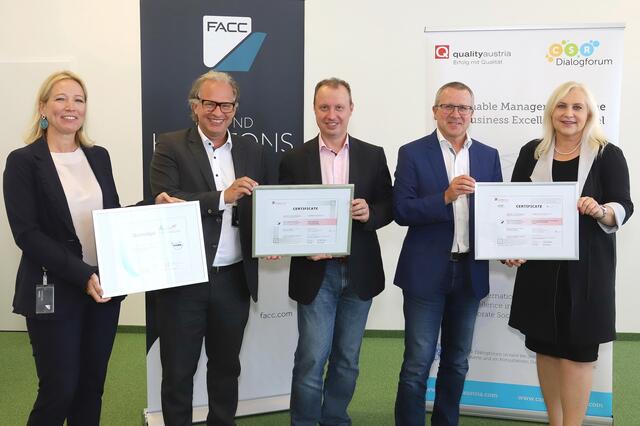 FACC CEO Robert Machtlinger (2.v.r) freut sich mit seinem Team über die Auszeichnungen für Nachhaltigkeit.
