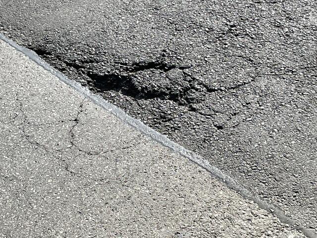 Asphaltstücke brachen aus der 2018 sanierten Wiesenbachbrücke.