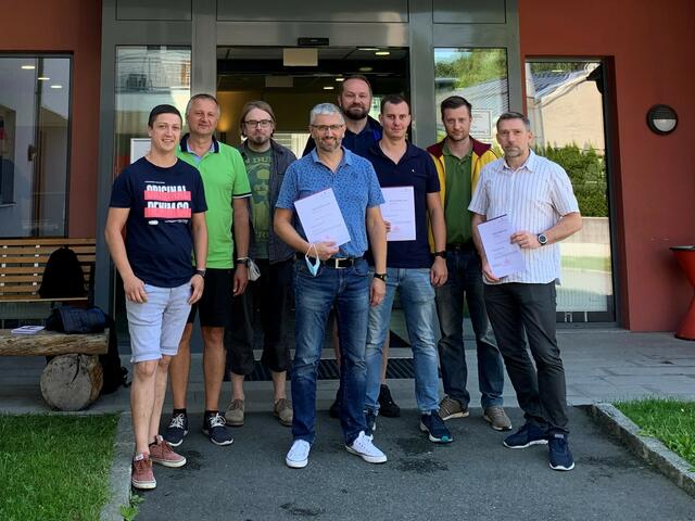 Für alle Notfälle gerüstet sind Alexander Klinger, Erich Zimmerl, Dietmar Eigl, Rainer Gutkas, Geschäftsführer Manfred Schinko, Daniel Bittermann, Stefan Endl und Markus Böhm.