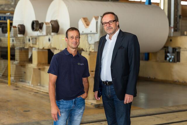Gemeinsam informierten der Betriebsratvorsitzende und der Geschäftsführer die Mitarbeiter über die weitere Vorgangsweise (v.l.): Bernhard Steinberger (Arbeiterbetriebsrat Vorsitzender) und Jörg Harbring die  (CEO AustroCel Hallein)  | Foto: AustroCel Hallein / Michael Schartner
