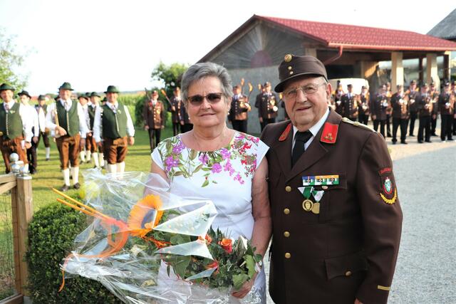 Feuerwehr, Musikkapelle und Kameradschaftsbund gratulierten Johann Walter (im Bild mit Gattin Maria) zum 80. Geburtstag.