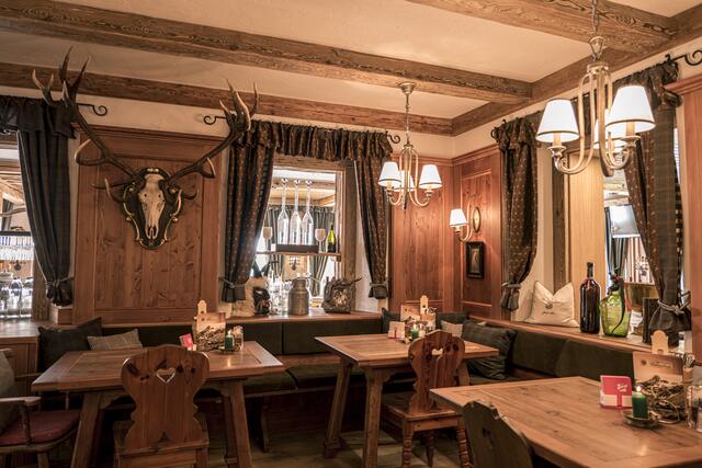 Die "Alte Sissy Stube", das bedeutet viel Holz und olivfarbenes Rehleder im schicken Valeriehaus. | Foto: Ronny Katsch