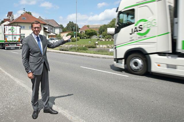 Wirtschafts-Landesrat Markus Achleitner appellierte im Rahmen seines Bezirkstages in Freistadt an Bundesministerin Leonore Gewessler, den Weiterbau der S10 nicht zu verzögern. Am Bild ist Achleitner im Ortszentrum von Rainbach. Für die Gemeinde würde die Verlängerung der S10 eine wesentliche Entlastung vom Durchzugs- und Schwerverkehr bringen würde.
 | Foto: Land OÖ / Daniel Kauder