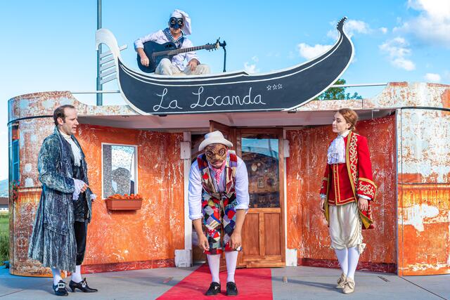 Das Salzburger Straßentheater rollt in diesem Sommer wieder durch Salzburg - gezeigt wird die Komödie „Der Diener zweier Herren“. | Foto: SKV/Leo Fellinger