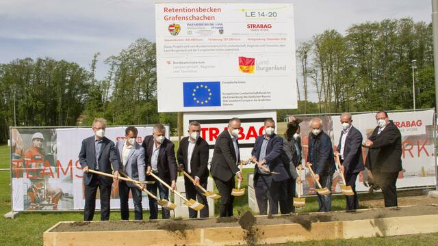 Symbolischer Spatenstich als "START OFF" für das Hochwasserrückhaltebecken "GSTAUDA" in Grafenschachen.