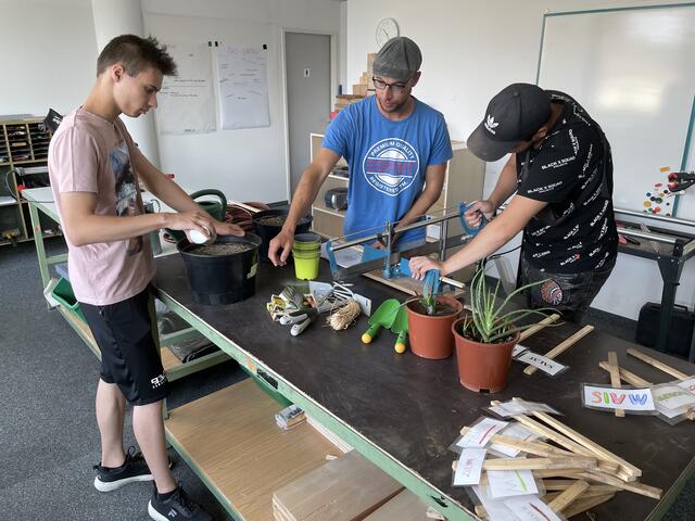 In der Werkstatt können die Jugendlichen kreative Arbeiten mit Holz verwirklichen.