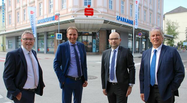 Vereinsvorsteher Karl Lang, die Vorstandsdirektoren Gerhard Greimer und Udo Bergner und Sparkassenrats-Vorsitzender Franz Ofer (von links)