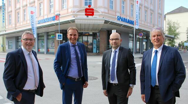 Vereinsvorsteher Karl Lang, die Vorstandsdirektoren Gerhard Greimer und Udo Bergner und Sparkassenrats-Vorsitzender Franz Ofer (von links) | Foto:  Sparkasse Feldkirchen)