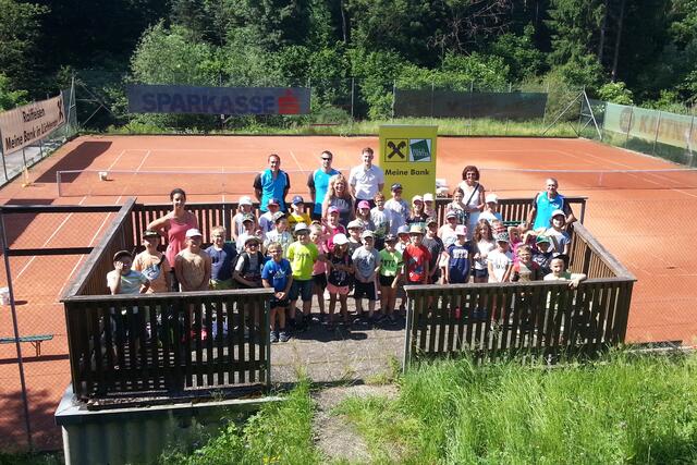 Zur Tennisanlage in Brunn am Wald wanderten die Volksschüler aus Lichtenau.