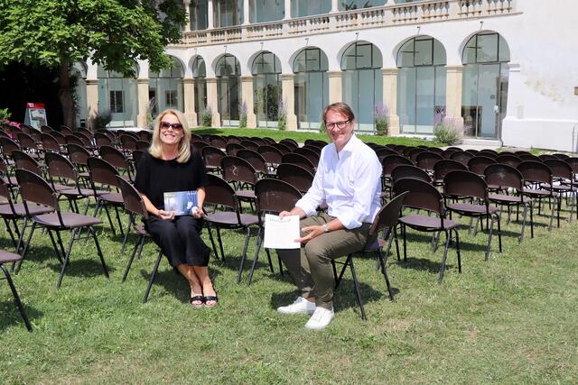 Bgm. Marcus Martschitsch und Kulturreferat-Leiterin Rita Schreiner freuen sich über gut besuchte Veranstaltungen im Schlosshof Hartberg. | Foto: Alfred Mayer